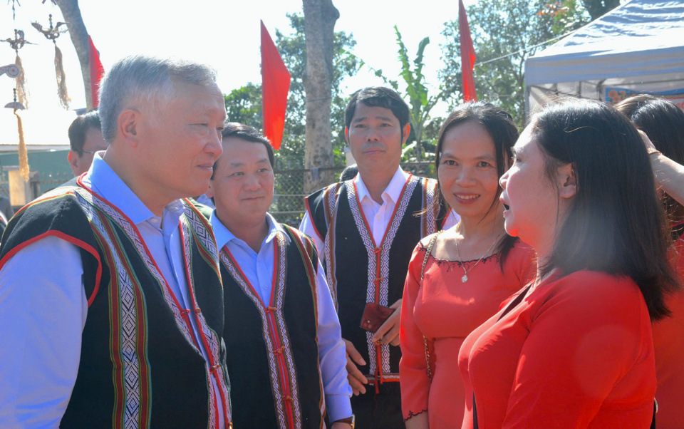 Permanent Deputy Prime Minister Nguyen Hoa Binh talks with people.