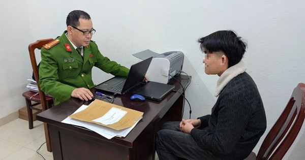 En un conflicto por recoger dinero, un estudiante de Thanh Hoa noqueó a su amigo en el patio de la escuela.