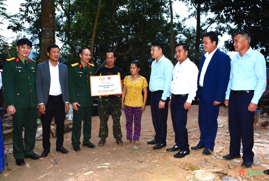 El Ejército Popular y el Ejército Popular entregaron conjuntamente una casa solidaria en el distrito de An Hoa, provincia de Cao Bang, foto 2