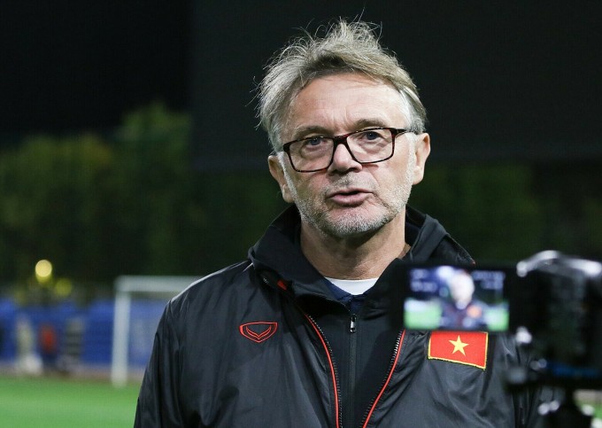 HLV Philippe Troussier (áo đen) sẽ kết thúc quá trình thử nghiệm ở tuyển Việt Nam sau trận gặp Hàn Quốc.