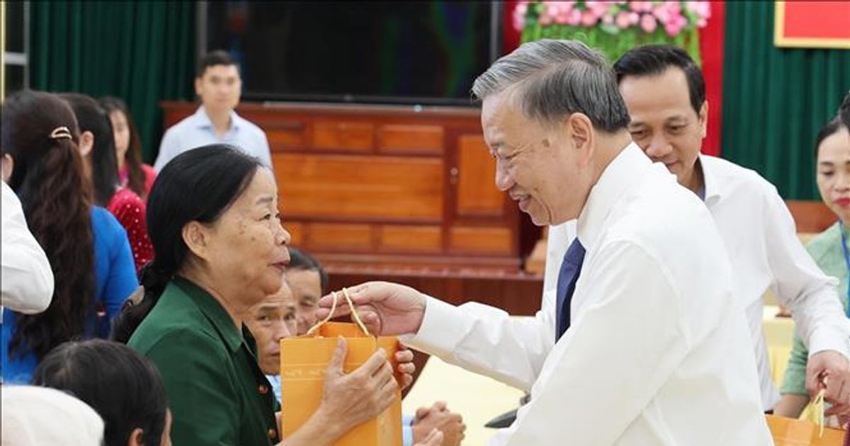 Generalsekretär und Präsident To Lam würdigt verdienstvolle Menschen und unterstützt die Armen in der Provinz Quang Tri