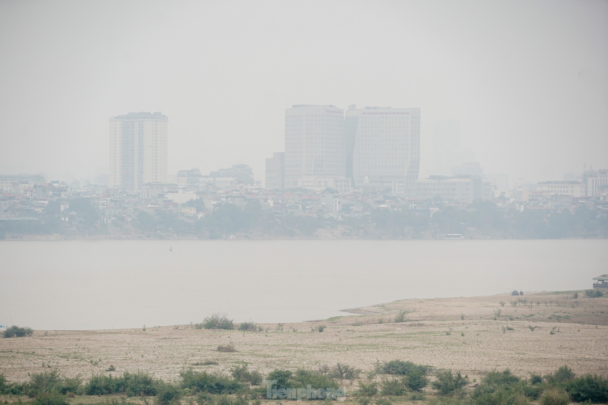 Hanoi is covered in fine dust from morning to afternoon, many buildings 'disappear' photo 8