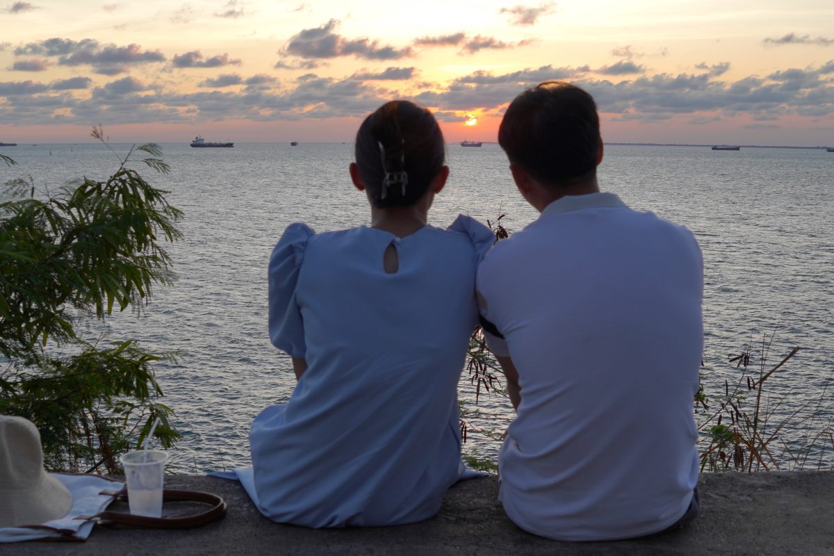 Beide blickten in die gleiche Richtung und beobachteten den Sonnenuntergang über dem Meer. Foto: Thanh An