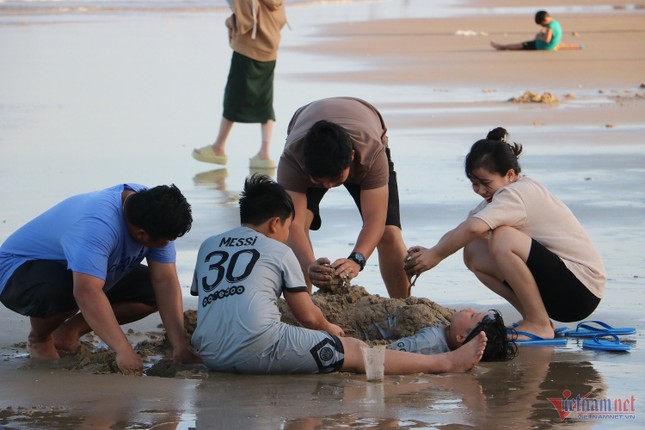 무더위 속 주말 시원하게 식히려 붕따우 해변으로 몰려드는 관광객 사진 5