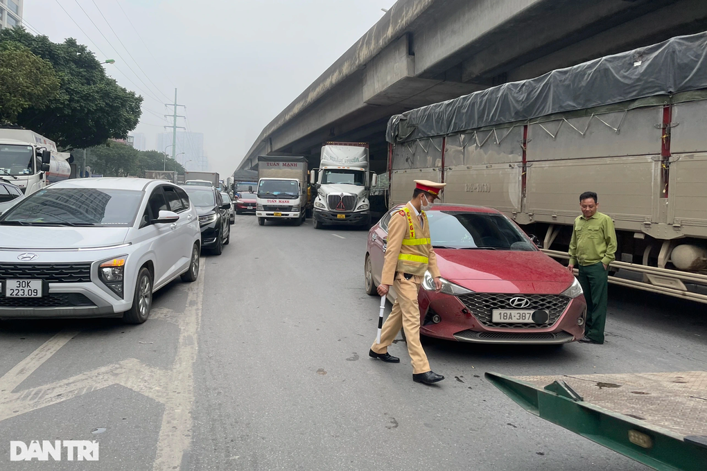 Hà Nội: Hai ô tô va chạm trước lối lên Vành đai 3, giao thông ùn ứ cục bộ - 4