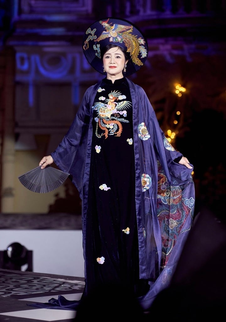 People's Artist Thu Ha wears a phoenix embroidered ao dai, performs fashion show with young artists - 3