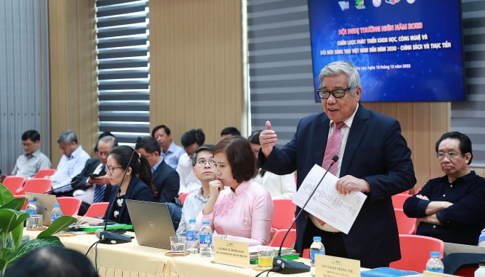 Professor Vu Minh Giang gave his opinion during the discussion. Photo: VNU