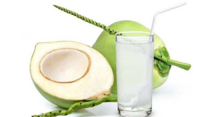 Beber agua de coco aporta muchos beneficios a la salud (Foto: Pinterest)