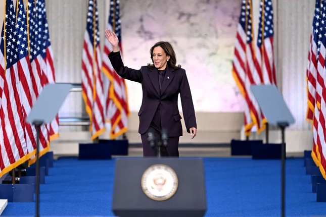 Descifrando el atuendo que usó la Sra. Harris en su discurso admitiendo la derrota foto 4