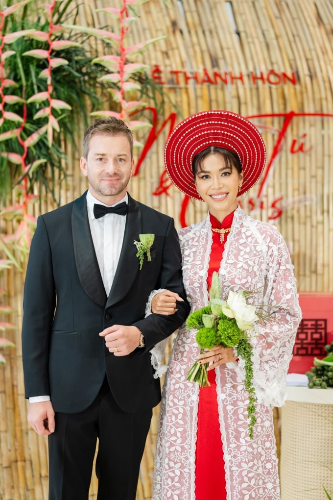 Minh Tu et son mari portaient des vêtements de mariage similaires à ceux des parents de Minh Tu dans le passé. Photo : Personnage fourni