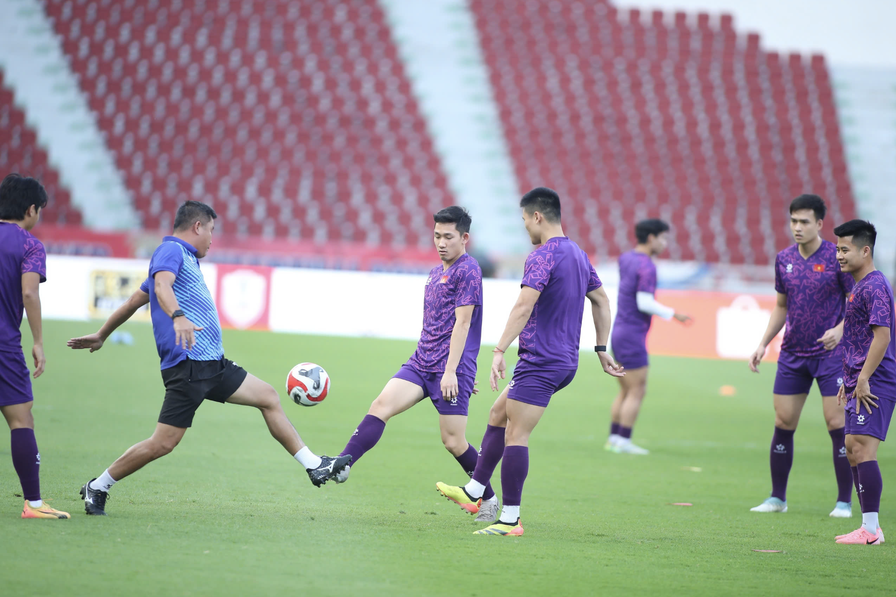 Nguyen Xuan Son and Vietnamese players excitedly try out Rajamangala pitch photo 2