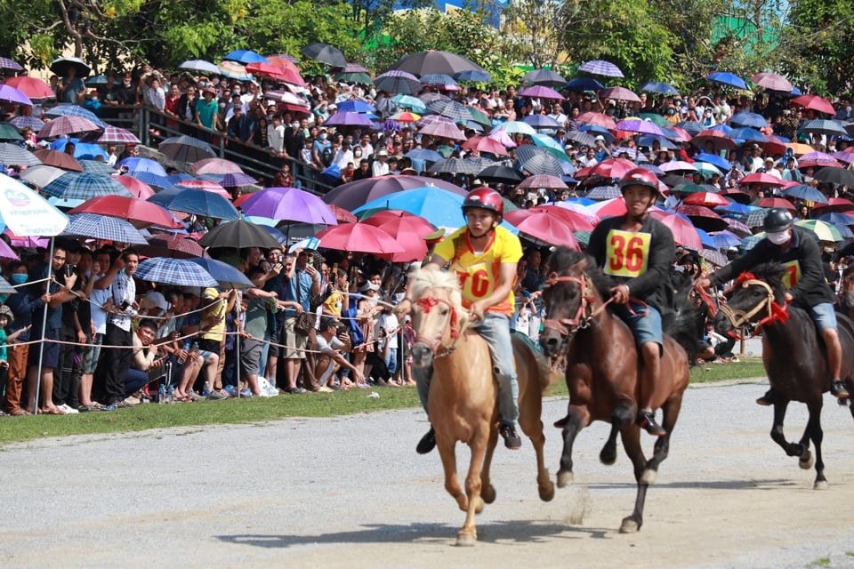 The annual Bac Ha horse racing festival attracts thousands of people to watch. Photo: Duy Anh.