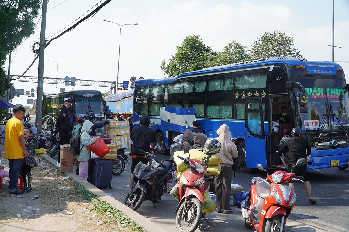 Bến xe lớn nhất nước ế ẩm, 'xe dù' tấp nập