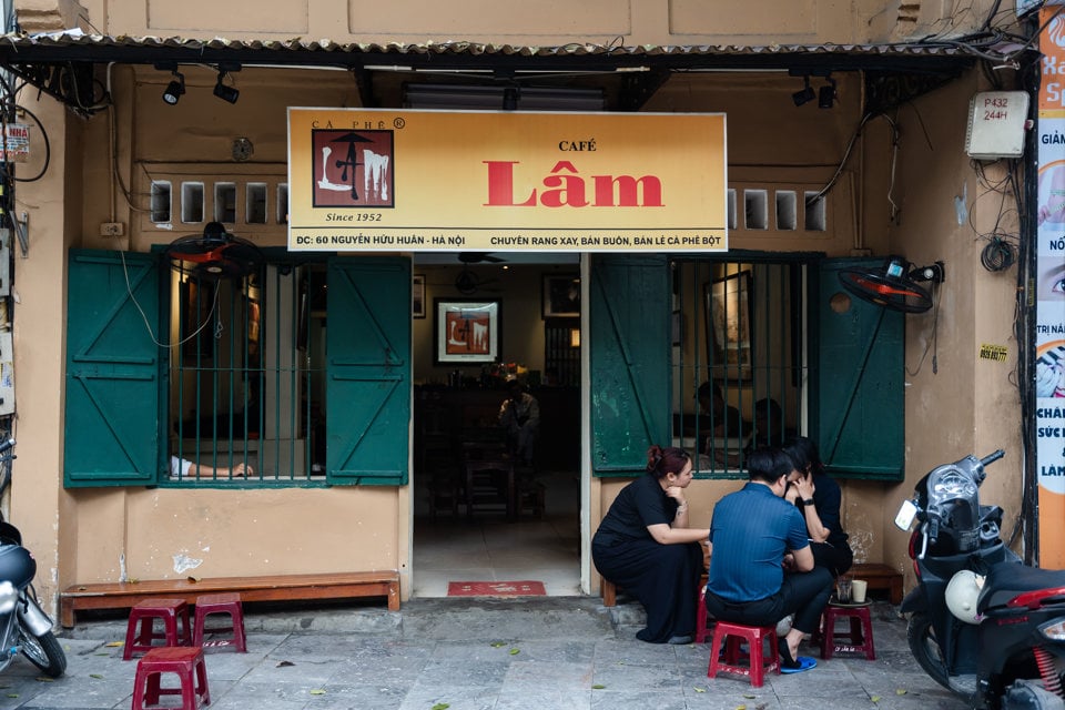 ร้านกาแฟ Lam ที่อยู่ 60 ถนน Nguyen Huu Huan (เขต Hoan Kiem เมืองฮานอย) เป็นที่อยู่ที่หลายคนเอ่ยถึงเพราะเกี่ยวข้องกับความทรงจำทางวรรณกรรมในยุคหนึ่ง มีความเกี่ยวข้องกับชื่อต่างๆ เช่น Van Cao, Bui Xuan Phai, Duong Bich Lien, Nguyen Sang... ร้านอาหารแห่งนี้เปิดดำเนินการในปี 1952 เป็นสถานที่แห่งความผูกพันกับความทรงจำเก่าๆ ของชาวฮาอิน