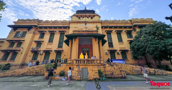 Admire the beautiful architecture of a century-old university in the heart of the capital