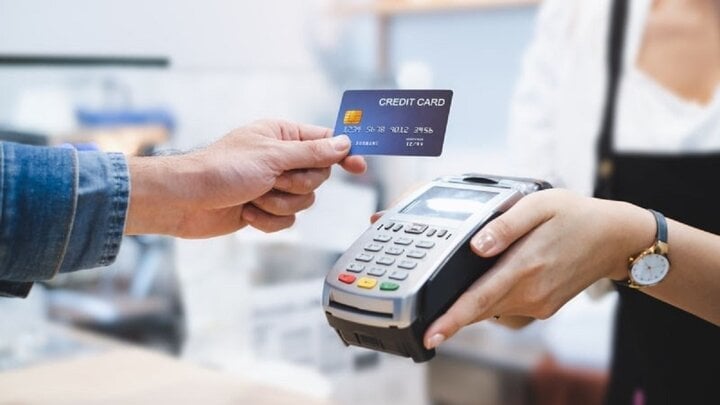 Shopping online with a credit card offers many great benefits. (Illustration photo).