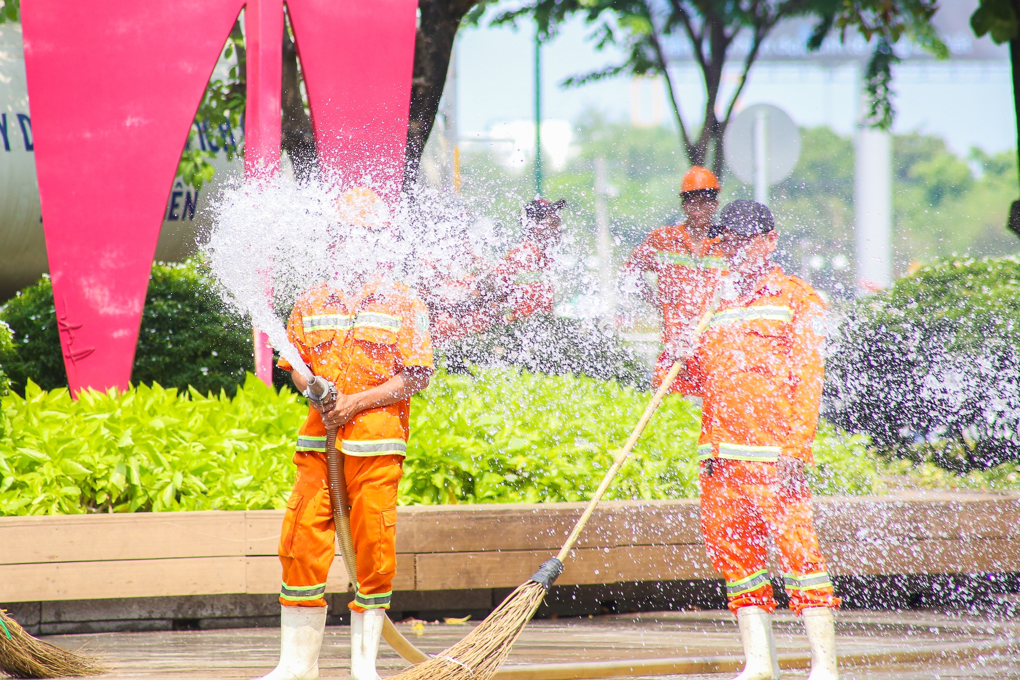 Người Sài Gòn trân mình dang nắng mưu sinh - Ảnh 13.