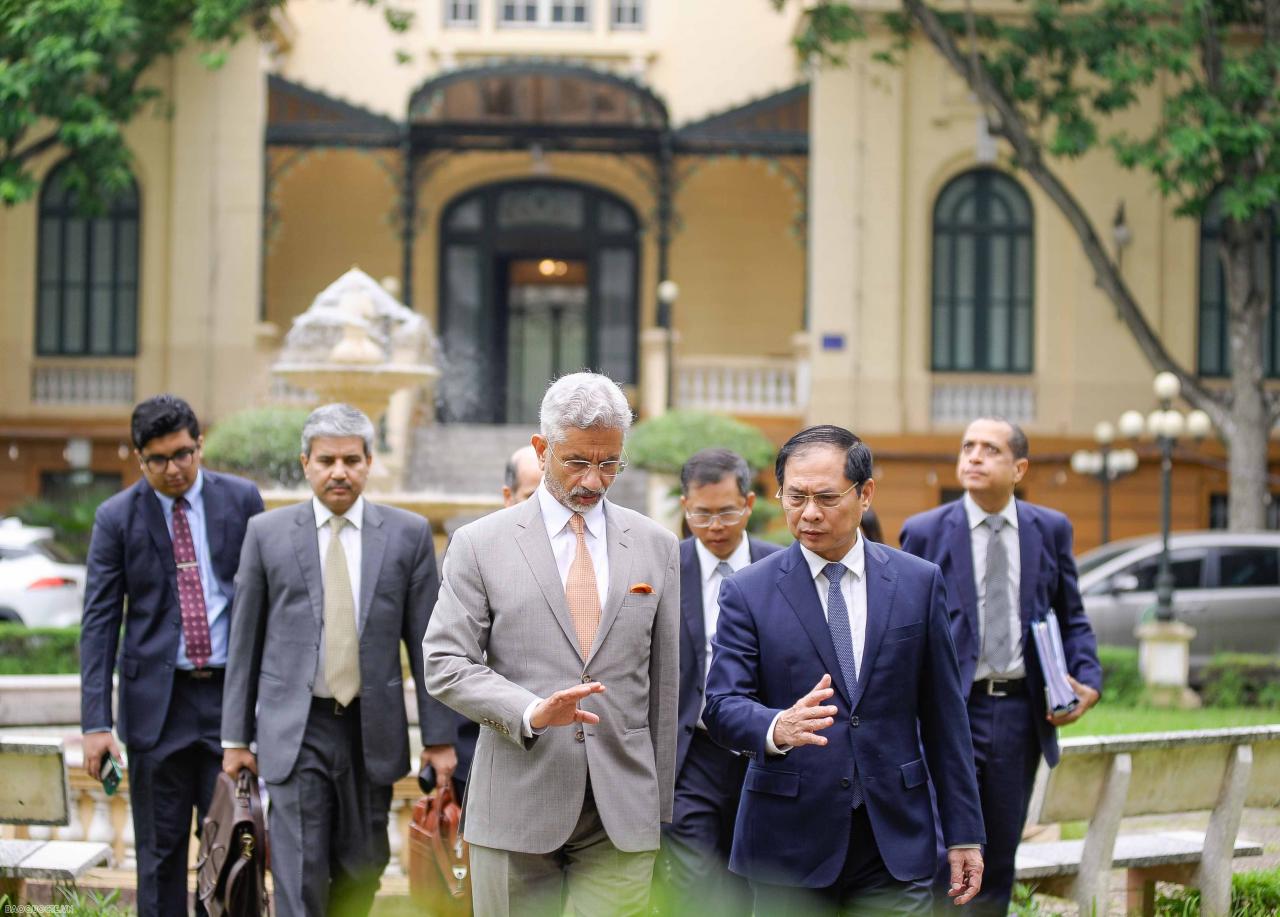 Bộ trưởng Ngoại giao Bùi Thanh Sơn đón Bộ trưởng Ngoại giao Ấn Độ S. Jaishankar Bộ trưởng Ngoại giao Bùi Thanh Sơn và Bộ trưởng Ngoại giao S. Jaishankar đồng chủ trì kỳ họp Ủy ban hỗn hợp Việt Nam-Ấn Độ