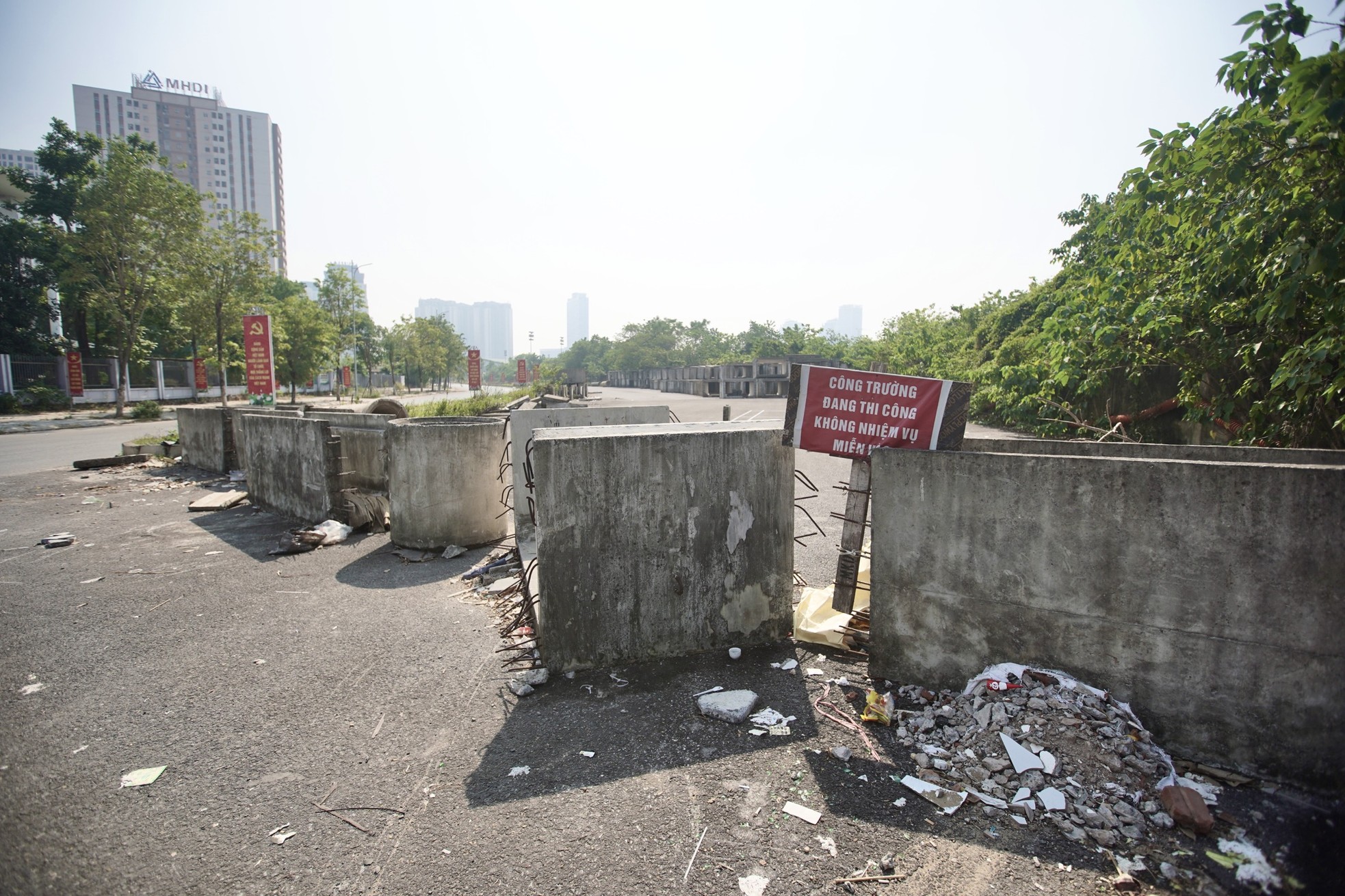 Basura rodea proyecto vial de 250 mil millones de dongs en Hanoi foto 7