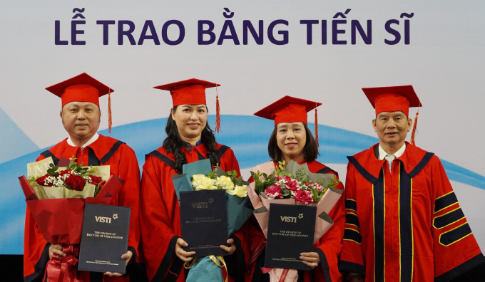 Professeur agrégé Le Dr Tran Van Nghia, directeur adjoint de l'Académie (à l'extrême droite), a décerné des diplômes à 3 nouveaux docteurs. Photo : Manh Cuong