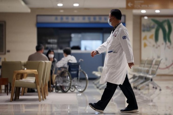 A doctor at a hospital in Seoul, South Korea on February 18. Photo: Yonhap