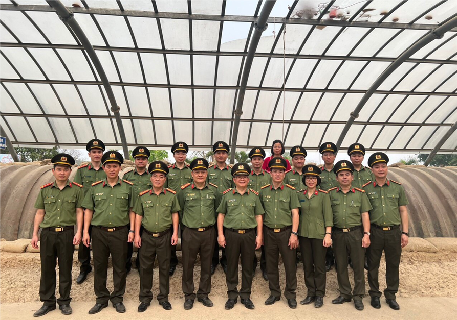 The Ministry of Public Security Office delegation took a souvenir photo at the Command Bunker of the Dien Bien Phu stronghold.