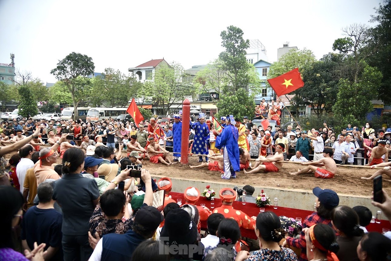 Ritual único de tira y afloja sentado en el festival del Templo Tran Vu (foto 9)