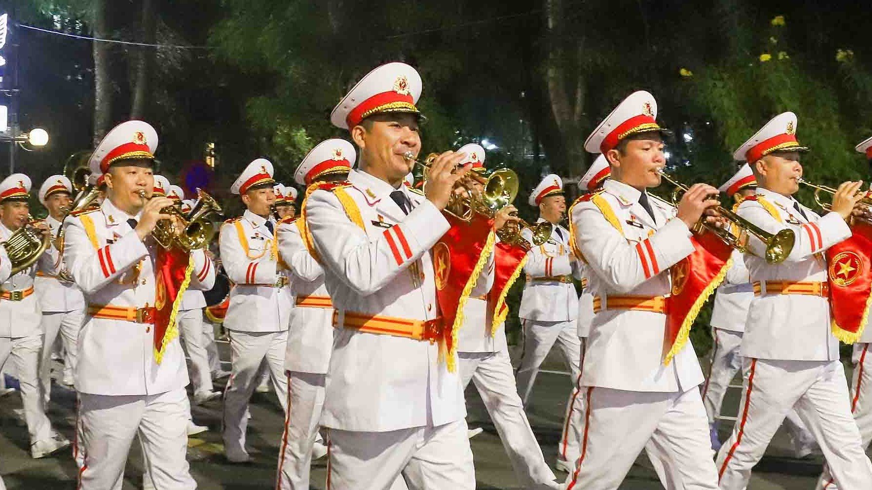 Casi 200 soldados de los países de la ASEAN desfilaron por las calles de Hanoi.