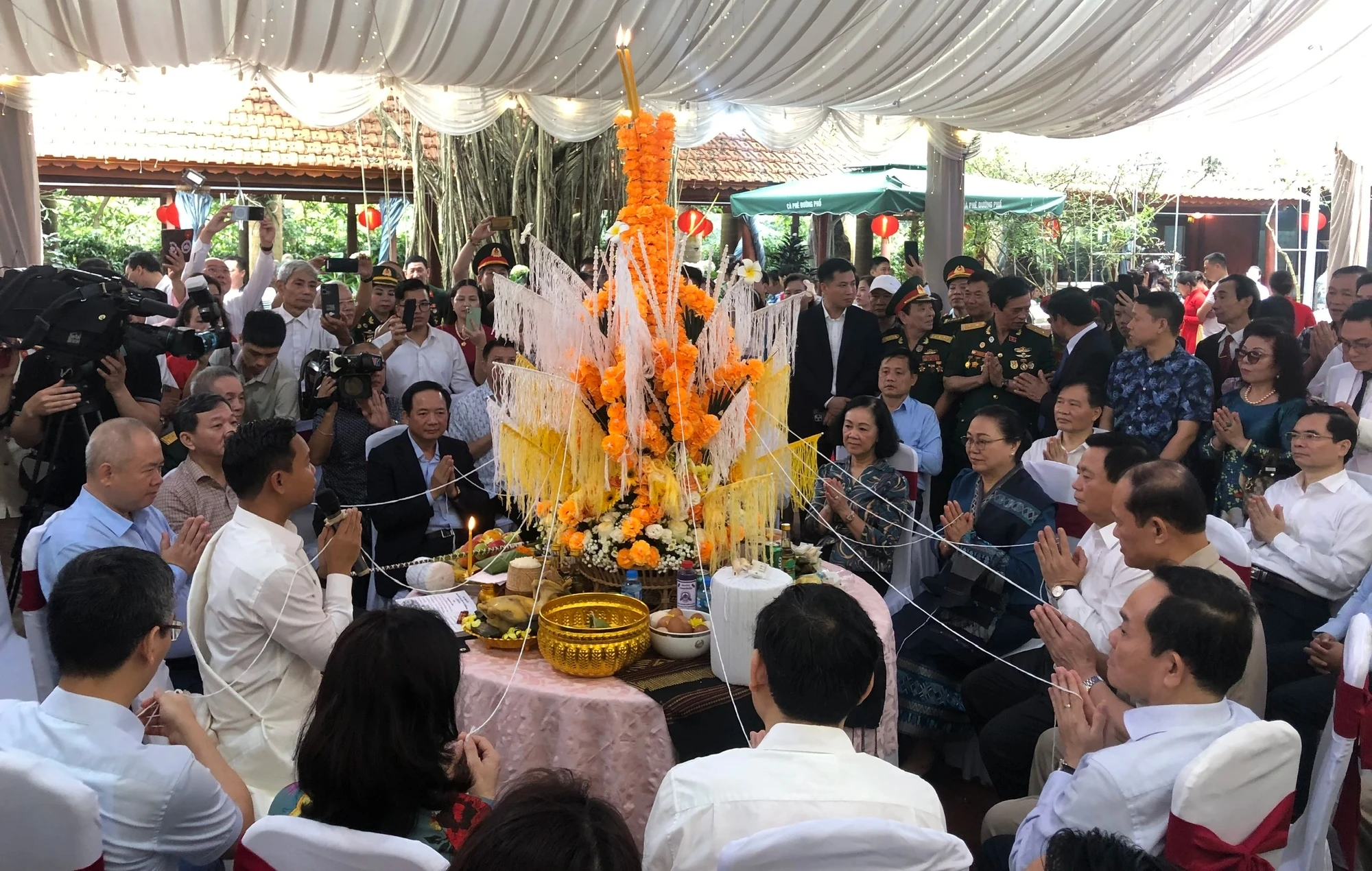 Los líderes del Partido y del Estado asisten al tradicional Año Nuevo Bunpimay de Laos