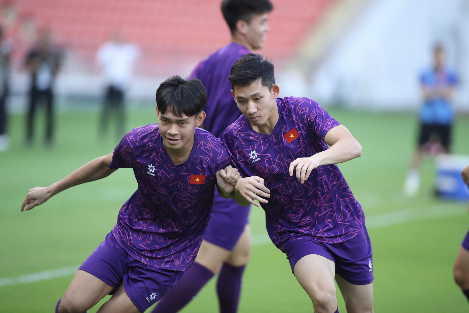 Nguyen Xuan Son and Vietnamese players excitedly try out Rajamangala pitch photo 5