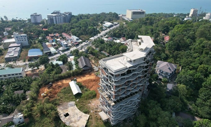 The illegally built building is located near one of the biggest roads in Phu Quoc, right next to the sea. Photo: Duong Dong