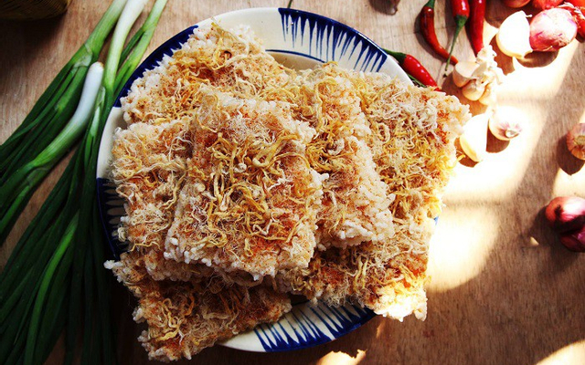 Crispy rice with shredded pork is a simple, rustic gift originating from the Vietnamese countryside. The rice is cooked, dried, then pressed thinly and fried in oil to make it hard and crispy. Rice is often sprinkled with a little shredded pork on top to reduce the feeling of fullness. Photo: Foody