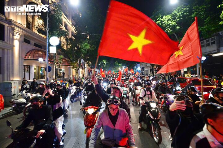 En vivo: Millones de personas salen a las calles para celebrar la victoria de Vietnam en la Copa AFF 2024 - 3