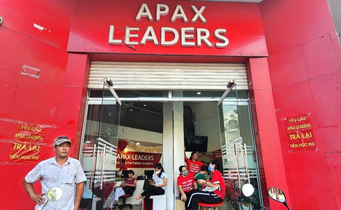 Padres acuden al centro Apax Leaders para reclamar la deuda de matrícula de 2023. Foto: Le Nguyen