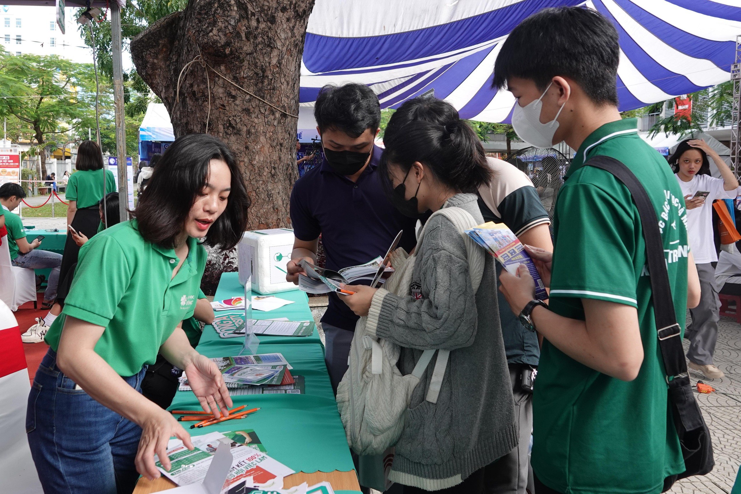 Náo nhiệt gian hàng tư vấn mùa thi Đà Nẵng, học sinh hào hứng được 'truyền lửa'- Ảnh 7.