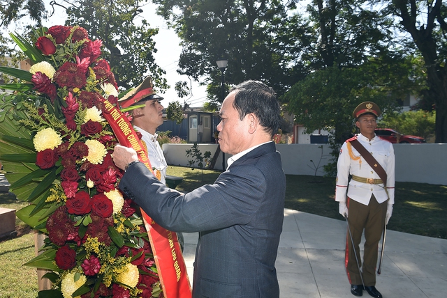 Deputy Prime Minister Tran Luu Quang offers flowers to commemorate President Ho Chi Minh