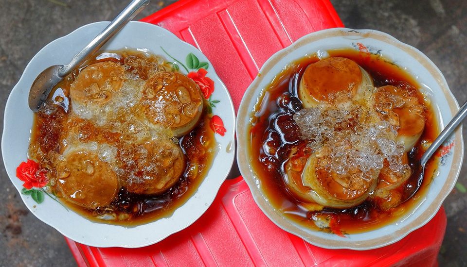 Flan oder Karamell ist ein Dessert, das ursprünglich aus Europa stammt, aber insbesondere in Vietnam und Asien im Allgemeinen sehr beliebt ist. Der Kuchen ist wegen seiner weichen Konsistenz, dem reichen Geschmack der Eier und der Süße von Milch und Karamell beliebt. Foto: Foody