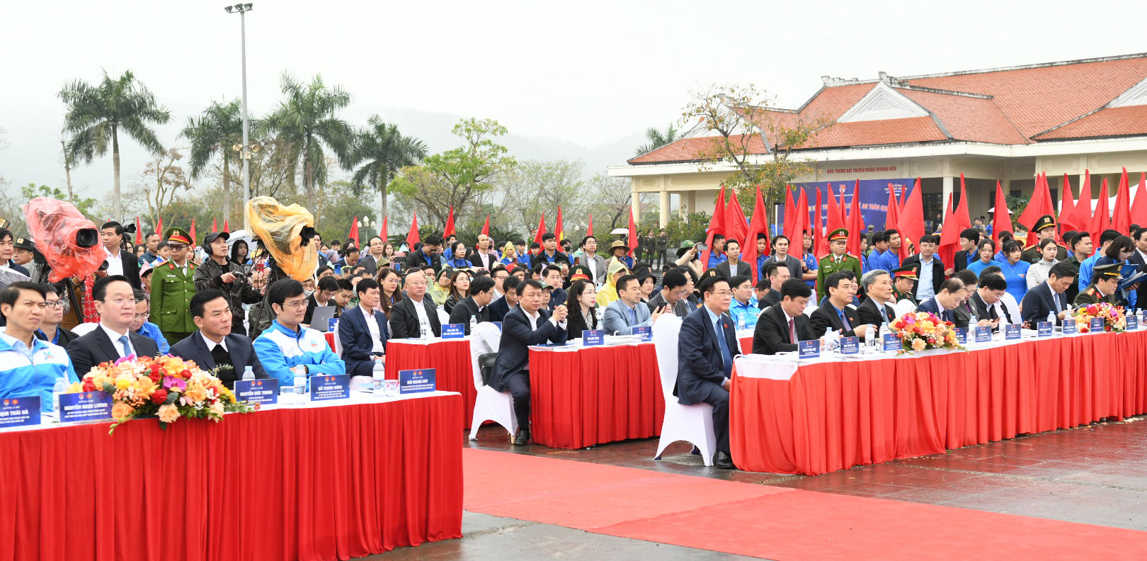 Der Vorsitzende der Nationalversammlung, Vuong Dinh Hue, nimmt an der Eröffnungszeremonie des Jugendmonats 2024 teil -0