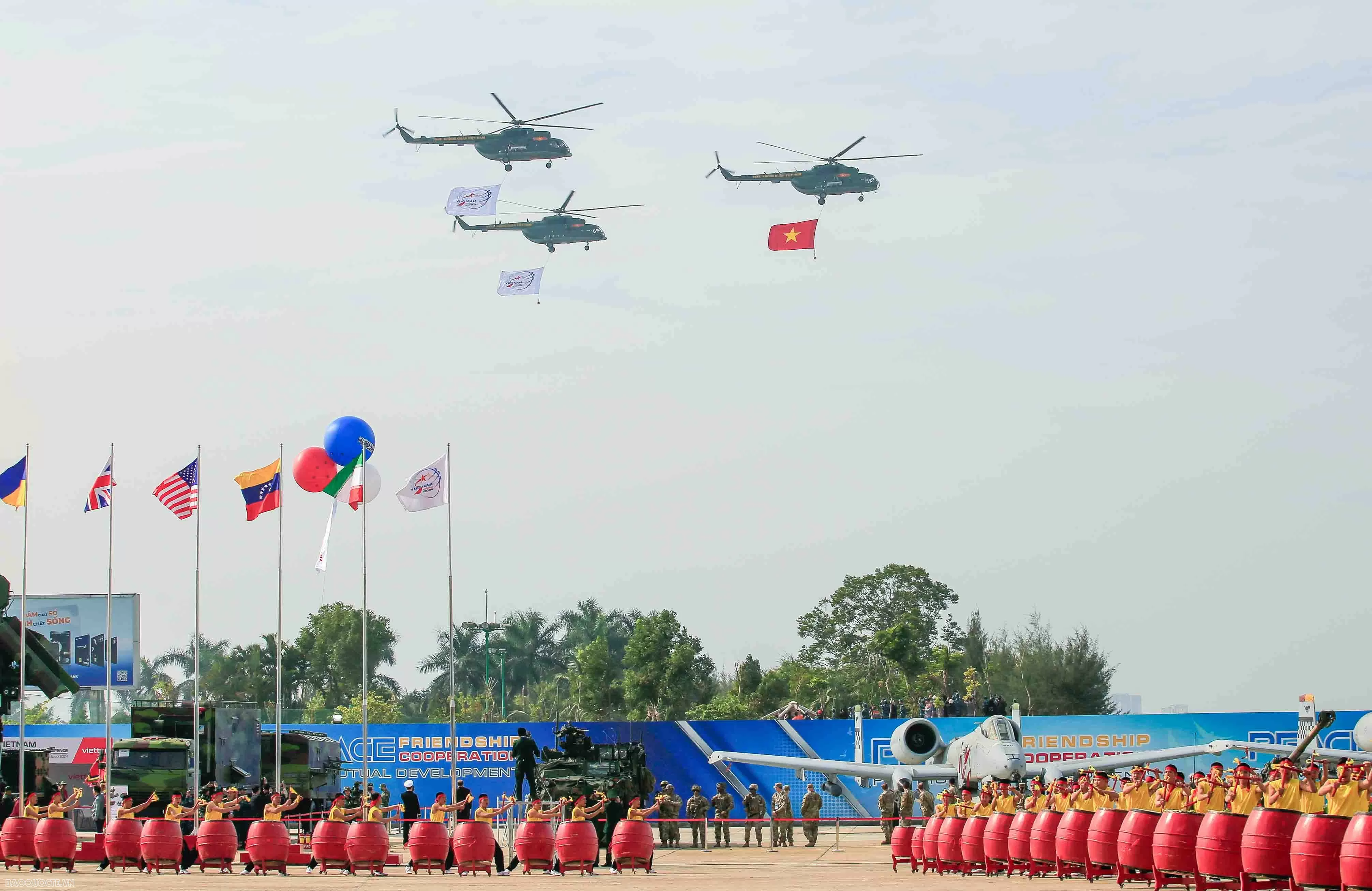 Mở đầu là màn bay chào mừng của trực thăng Mi kéo cờ Tổ quốc và cờ Triển lãm theo đội hình 3-4. Phía dưới, là màn trình diễn của các chiến sĩ, nghệ sĩ, diễn viên…