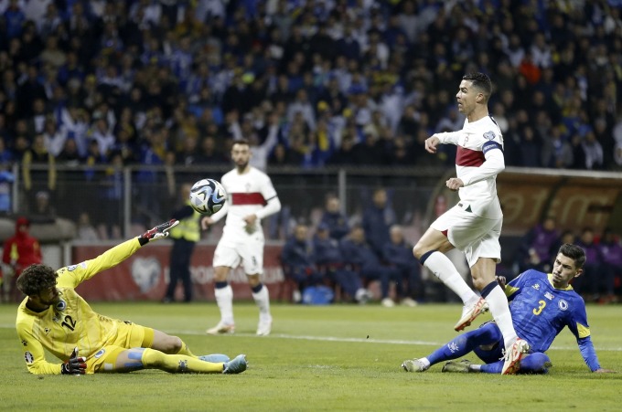 Ronaldo increased the score to 2-0 in the 5-0 win over Bosnia on October 17. Photo: EPA