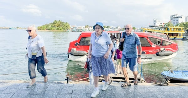 Un super yacht emmène des touristes français, britanniques et américains à la découverte de la culture indigène de Phu Quoc