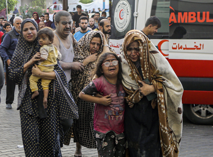 Palestinos heridos llegan al hospital al-Shifa en el centro de la Franja de Gaza, el 16 de octubre. Foto: AP