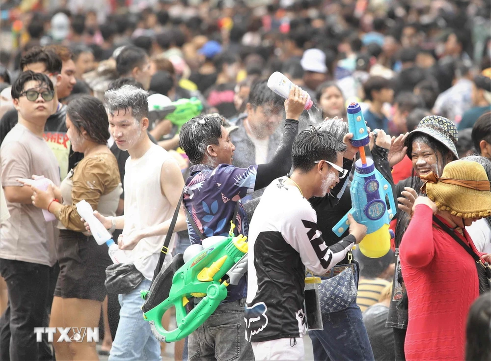 ประชาชนและนักท่องเที่ยวร่วมกิจกรรมงานสังกรานวัดพนม 2566 (ภาพ: Huynh Thao/VNA)