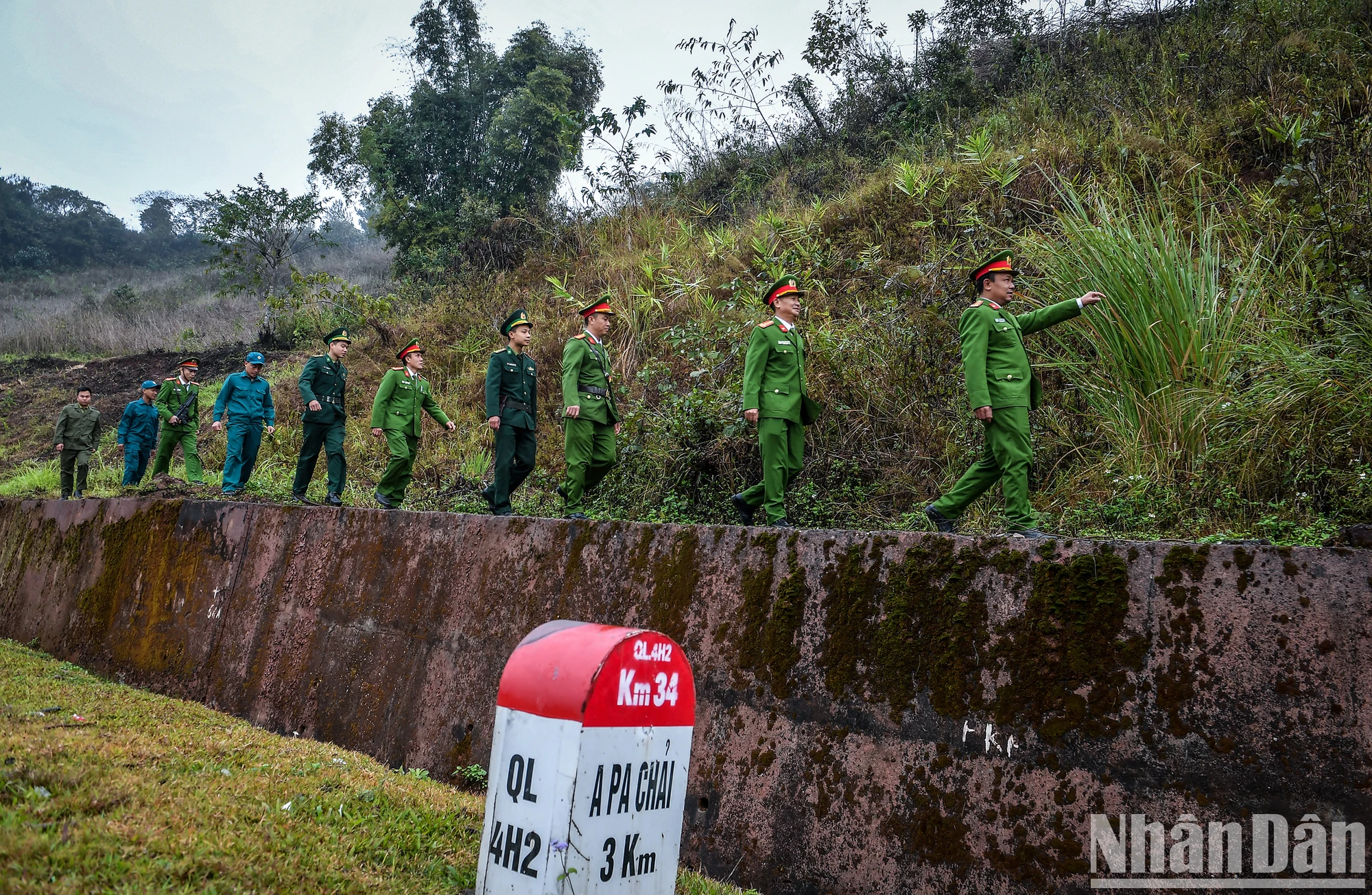 [Ảnh] Một ngày của công an xã nơi cực tây Tổ quốc ảnh 7