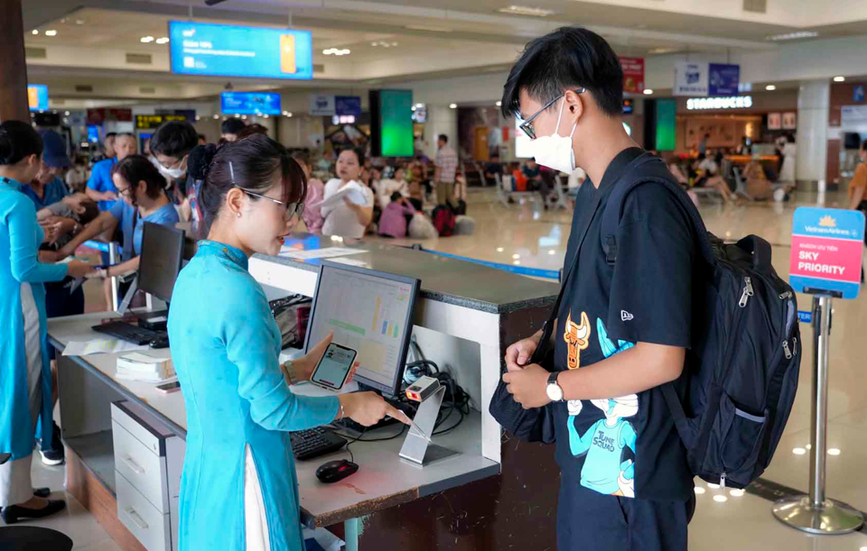 Tourists check in at Noi Bai airport. Photo: Hoai Nam