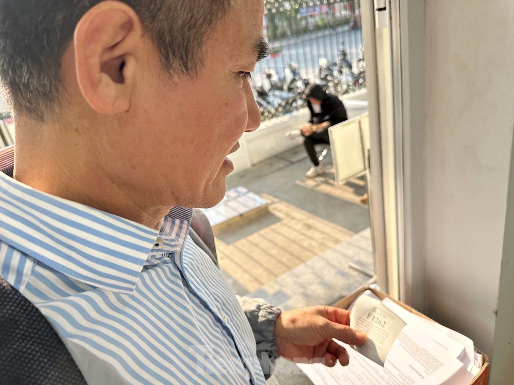 Le nombre de personnes a triplé, provoquant une surcharge aux points de délivrance et d'échange de permis de conduire à Hanoi, photo 7