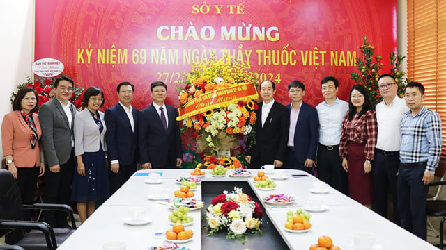 Vice Chairman of the City People's Council visited and congratulated the Hanoi Department of Health on February 27