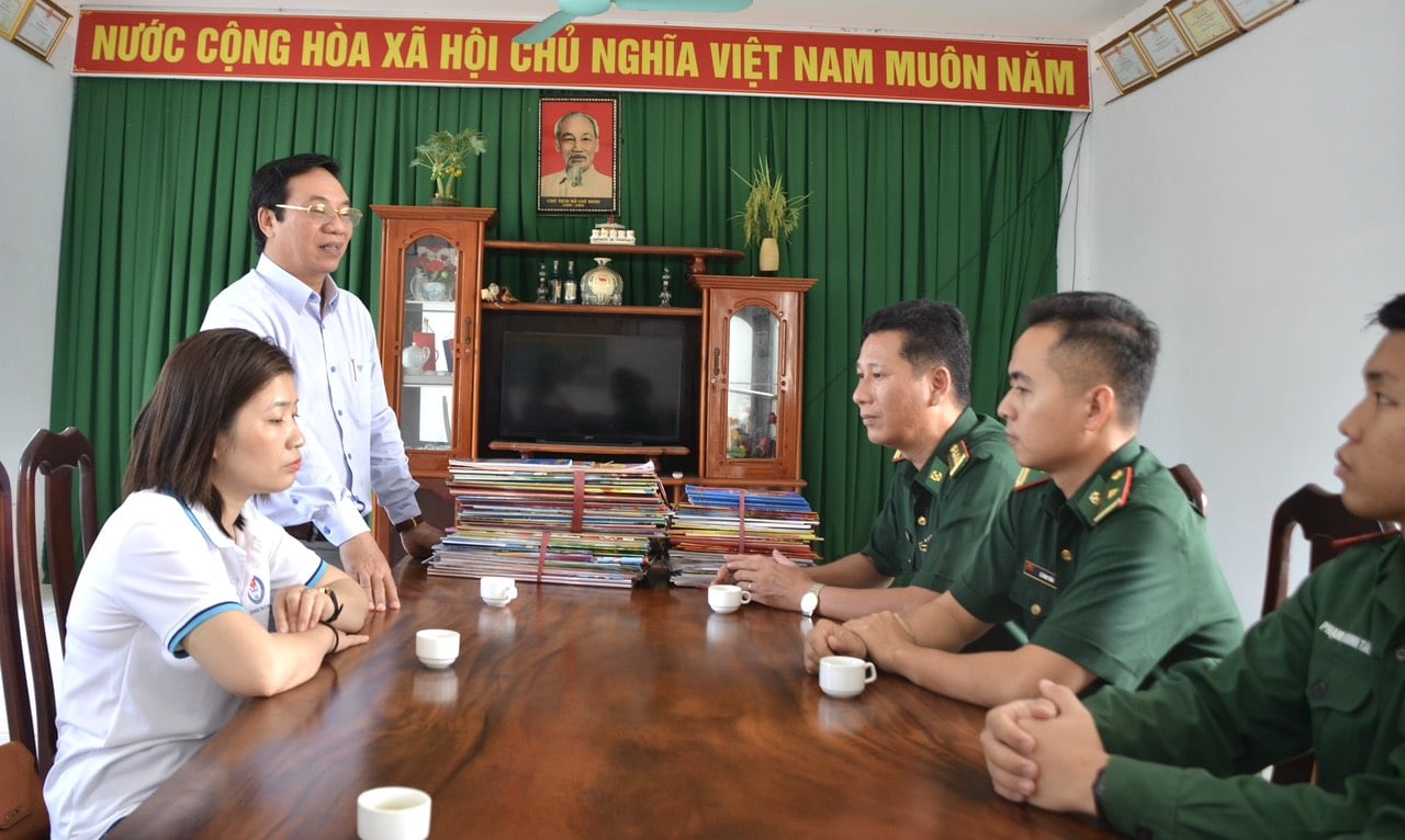 Die Zeitung Tay Ninh überreicht den Soldaten der Küstenwache von Ka Tum Frühlingsgeschenke, Foto 1