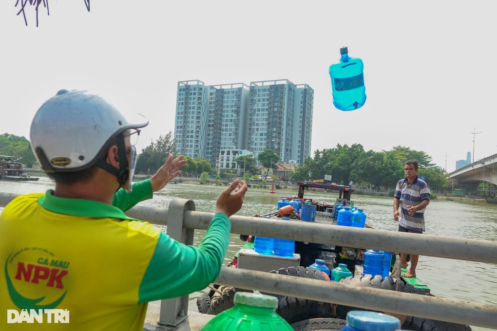 Xóm dân cư không nhà ai có điều hòa, nóng 40 độ vẫn khỏe re - 5