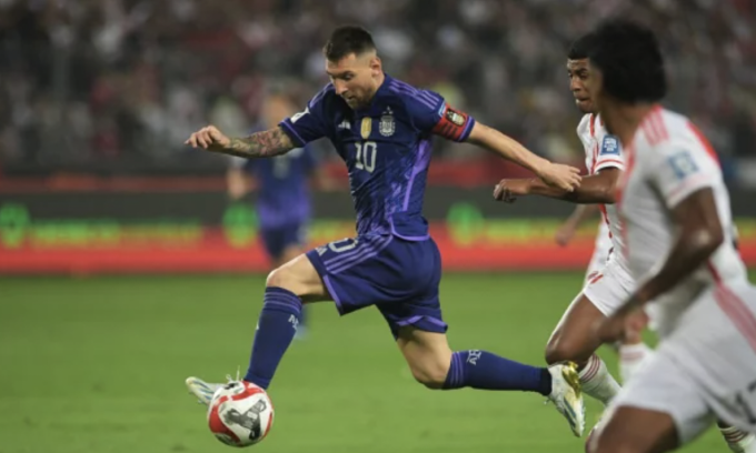 Messi rê bóng trong trận Argentina thắng Peru 2-0 trên sân Quốc gia ở Lima, Peru, tối 17/10/2023. Ảnh: AFP